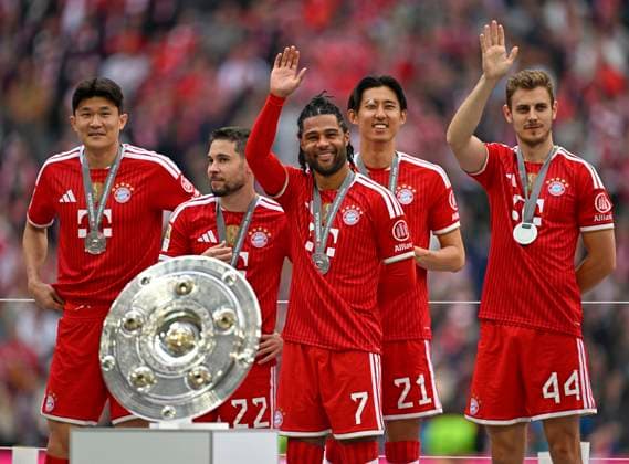 16 05 2026, Fußball Bundesliga 2025 2026, 34 Spieltag, FC Bayern München 1 FC Köln, in der Allianz Arena München, f l Min jae Kim Bayern München, Minjae Kim , Raphael Guerreiro FC Bayern München , Serge Gnabry FC Bayern München , Hiroki Ito FC Bayern München und Josip Stanisic Bayern München mit der Meisterschale, DFL and DFB regulations prohibit any use of photographs as image sequences and or quasi video