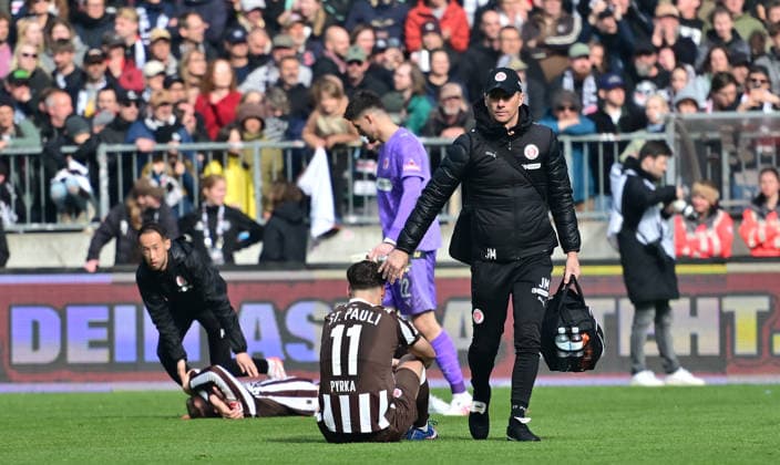 GER 1 FBL, FC St Pauli vs VfL Wolfsburg 16 05 2026, GER 1 FBL, FC St Pauli vs VfL Wolfsburg in the picture The players of Pauli let their heads drop after the defeat nordphotoxGmbH xWitke nph00002