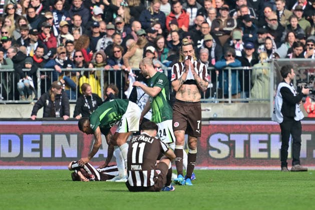 GER 1 FBL, FC St Pauli vs VfL Wolfsburg 16 05 2026, GER 1 FBL, FC St Pauli vs VfL Wolfsburg in the picture The players of Pauli let their heads drop after the defeat nordphotoxGmbH xWitke nph00002