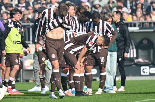 GER 1 FBL, FC St Pauli vs VfL Wolfsburg 16 05 2026, GER 1 FBL, FC St Pauli vs VfL Wolfsburg in the picture The players of Pauli let their heads drop after the defeat nordphotoxGmbH xWitke nph00002
