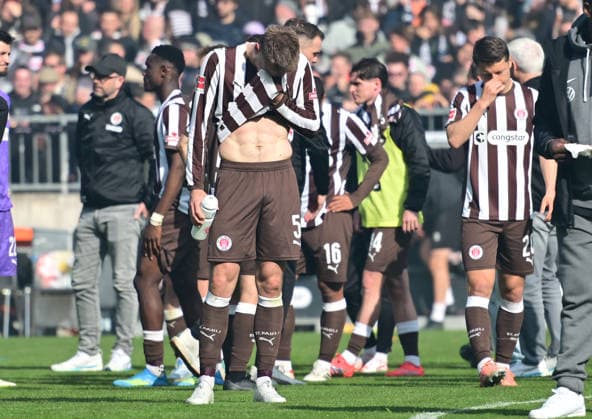 GER 1 FBL, FC St Pauli vs VfL Wolfsburg 16 05 2026, GER 1 FBL, FC St Pauli vs VfL Wolfsburg in the picture The players of Pauli let their heads drop after the defeat nordphotoxGmbH xWitke nph00002