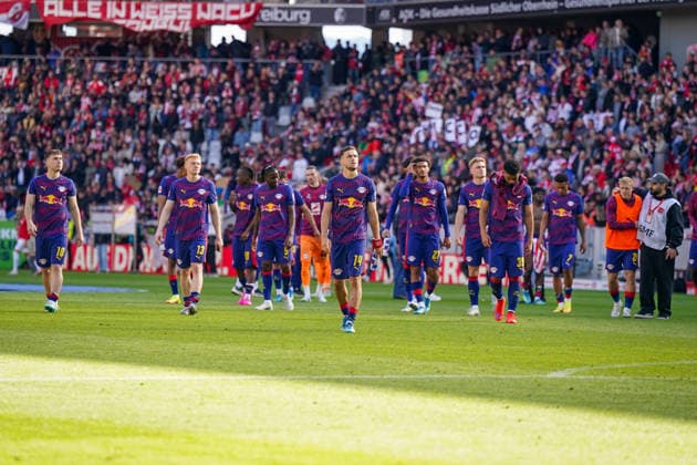 Germany Soccer Bundesliga 2025 2026, Matchday 34 SC Freiburg vs RB Leipzig Europa Park Stadion Freiburg Team photo, long shot, Leipzig after the final whistle, defeat on the way to the visiting fans Copyright: xJOERANxSTEINSIEKx
