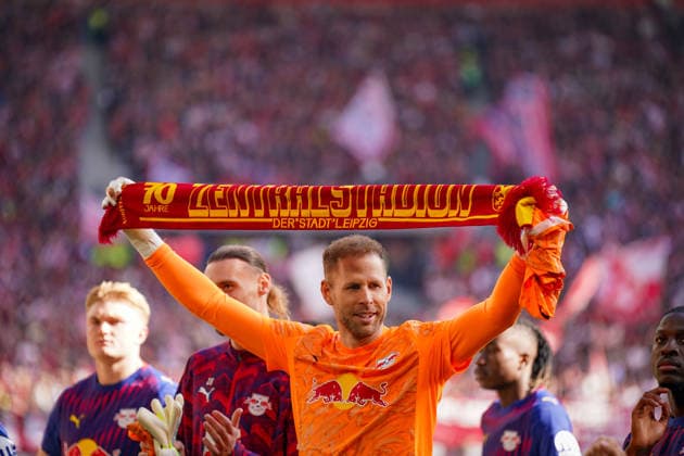 Germany Bundesliga 2025 2026, Matchday 34 SC Freiburg vs RB Leipzig Europa Park Stadion Freiburg RB Leipzig goalkeeper PÃ ter Gulacsi Peter Gulacsi holds up a scarf with the inscription 70 years of Leipzigs central stadium after the Bundesliga match RB Leipzig players in front of the visitors block at Europa Park Stadion, away team, soccer fans, Bundesliga, club history, Leipzig soccer tradition, stadium atmosphere, sporting event, Germany Copyright: xJOERANxSTEINSIEKx