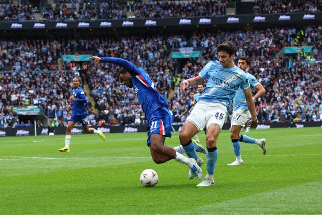 FA Cup Final: Chelsea v Manchester City LONDON, UK - 16th May 2026: Jorrel Hato of Chelsea goes down in the box under the challenge of Abdukodir Khusanov of Manchester City during the FA Cup Final between Chelsea FC and Manchester City FC at Wembley Stadium London Wembley Stadium England United Kingdom Copyright: xCraigxMercerx xPeakxActionxPhotosx