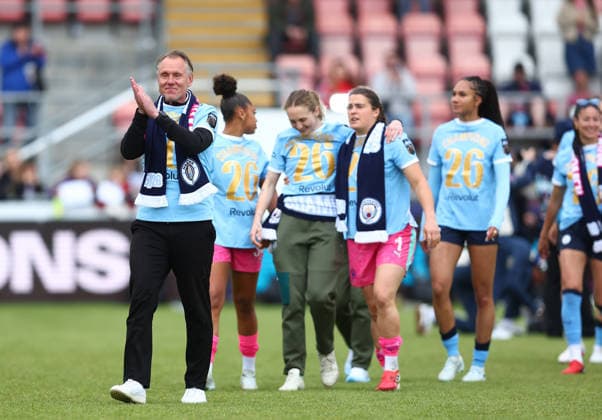 London, , 16th May 2026. Andrà e Jeglertz, manager of Manchester City Women leads his players out onto the pitch ahead of the WSL trophy presentation after the West Ham United Women vs Manchester City Women Barclays Women s Super League match at Chigwell Construction Stadium, London. Picture credit should read: Paul Terry Sportimage EDITORIAL USE ONLY. No use with unauthorised audio, video, data, fixture lists, club league logos or live services. Online in-match use limited to 120 images, no video emulation. No use in betting, games or single club league player publications. SPI_041_PT_West_Ham_W_Man_City_W SPI-4804-0041