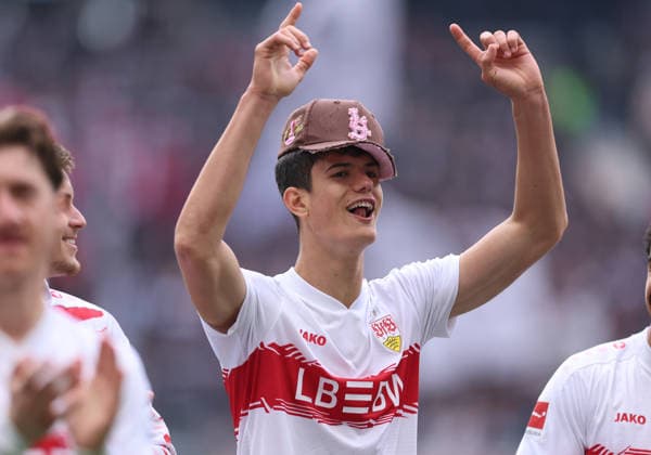 16 05 2026, Soccer Bundesliga, Eintracht Frankfurt VfB Stuttgart, v l , Chema Andres VfB Stuttgart jubilantly cheers celebrate DFL DFB REGULATIONS PROHIBIT ANY USE OF PHOTOGRAPHS AS IMAGE SEQUENCES AND OR QUASI VIDEO xdcx Copyright: HMBxMedia Claus