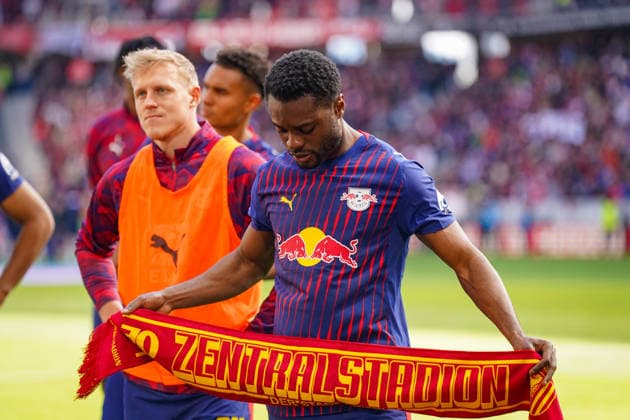 Germany Football Bundesliga 2025 2026, Matchday 34 SC Freiburg vs RB Leipzig Europa Park Stadion Freiburg Ridle Baku RB Leipzig, 17 holds up a scarf with the inscription 70 years of the central stadium of the city of Leipzig after the Bundesliga match RB Leipzig players in front of the guest block at Europa Park Stadion, away team, soccer fans, Bundesliga, club history, Leipzig soccer tradition, stadium atmosphere, sporting event, Germany Copyright: xJOERANxSTEINSIEKx