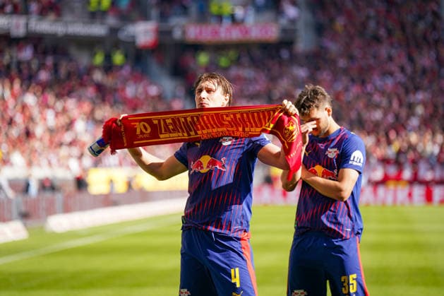 Germany Soccer Bundesliga 2025 2026, 34 Matchday SC Freiburg vs RB Leipzig Europa Park Stadion Freiburg Willi Orban Willi Orban Willi Orban RB Leipzig, 4 holds up a scarf with the inscription 70 Years Central Stadium of the City of Leipzig after the Bundesliga match RB Leipzig players in front of the guest block at Europa Park Stadion, away team, soccer fans, Bundesliga, club history, Leipzig soccer tradition, stadium atmosphere, sporting event, Germany Copyright: xJOERANxSTEINSIEKx
