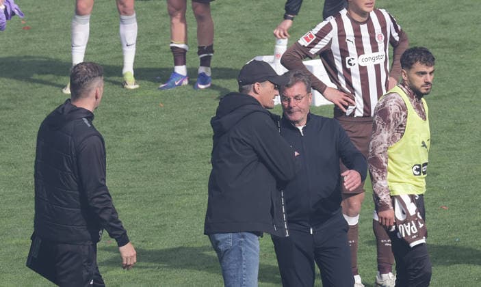 Coach Alexander Blessin FC St Pauli and Coach Dieter Hecking VfL Wolfsburg after the final whistle Football, 1 BL, Saison 2025 2026, Herren, FC St Pauli gegen VfL Wolfsburg, 34 Spieltag , 1 3 Wolfsburg thus in the relegation and St Pauli is relegated DFL REGULATIONS PROHIBIT ANY USE OF PHOTOGRAPHS AS IMAGE SEQUENCES AND OR QUASI VIDEO