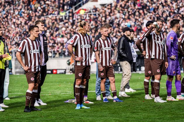 Germany Soccer Bundesliga 2025 26, 34 Matchday FC St Pauli vs VfL Wolfsburg Millerntor Stadion Hamburg Team Fc St Pauli is seen off by fans Copyright: xStefanxTrochax