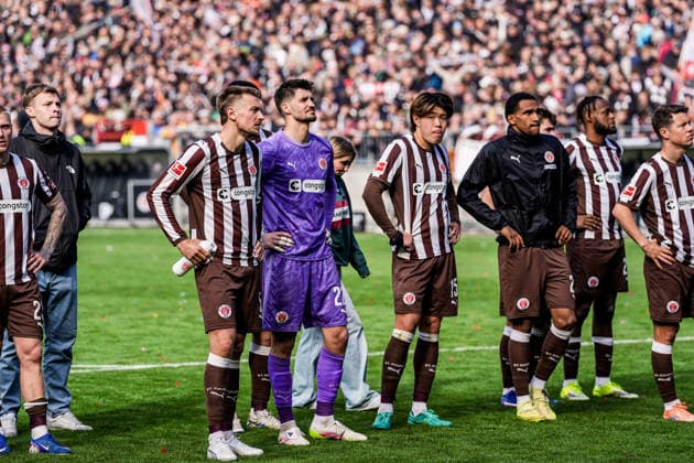 Germany Soccer Bundesliga 2025 26, 34 Matchday FC St Pauli vs VfL Wolfsburg Millerntor Stadion Hamburg Team Fc St Pauli is seen off by fans Copyright: xStefanxTrochax