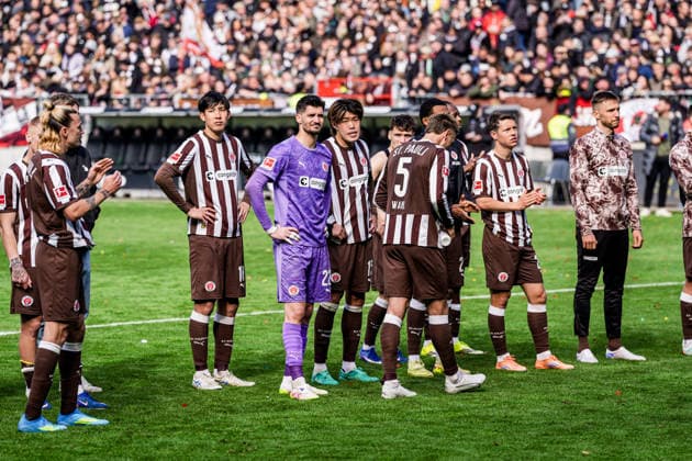 Germany Soccer Bundesliga 2025 26, 34 Matchday FC St Pauli vs VfL Wolfsburg Millerntor Stadion Hamburg Team Fc St Pauli is seen off by fans Copyright: xStefanxTrochax