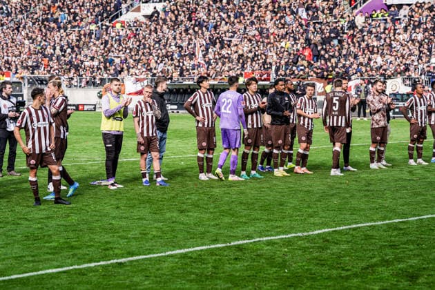 Germany Soccer Bundesliga 2025 26, 34 Matchday FC St Pauli vs VfL Wolfsburg Millerntor Stadion Hamburg Team Fc St Pauli is seen off by fans Copyright: xStefanxTrochax