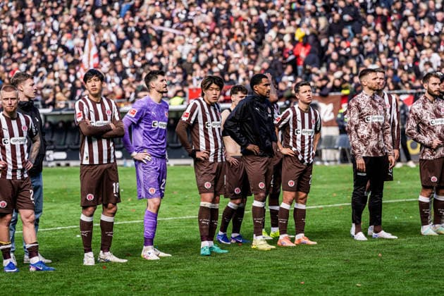 Germany Soccer Bundesliga 2025 26, 34 Matchday FC St Pauli vs VfL Wolfsburg Millerntor Stadion Hamburg Team Fc St Pauli is seen off by fans Copyright: xStefanxTrochax