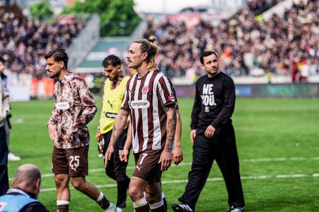Germany Soccer Bundesliga 2025 26, 34 Matchday FC St Pauli vs VfL Wolfsburg Millerntor Stadion Hamburg Jackson Irvine FC St Pauli, 7 , knocked down Copyright: xStefanxTrochax