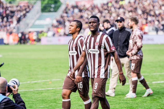 Germany Football Bundesliga 2025 26, 34 Matchday FC St Pauli vs VfL Wolfsburg Millerntor Stadion Hamburg Joel Chima Fujita FC St Pauli, 16 , Abdoulie Ceesay FC St Pauli, 9 leave the pitch and the 1 Bundesliga Copyright: xStefanxTrochax