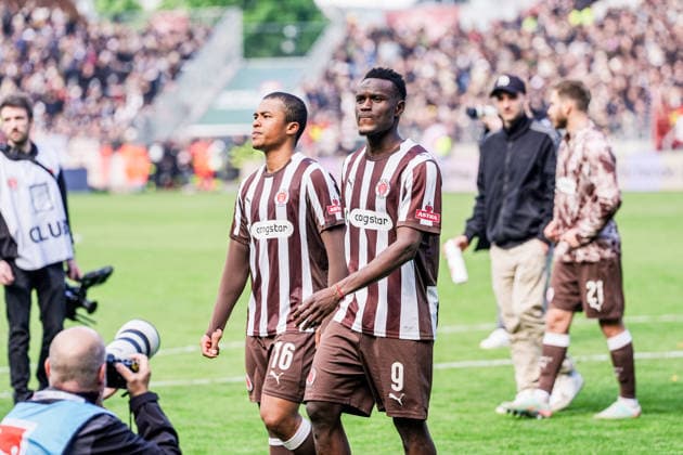 Germany Football Bundesliga 2025 26, 34 Matchday FC St Pauli vs VfL Wolfsburg Millerntor Stadion Hamburg Joel Chima Fujita FC St Pauli, 16 , Abdoulie Ceesay FC St Pauli, 9 leave the pitch and the 1 Bundesliga Copyright: xStefanxTrochax