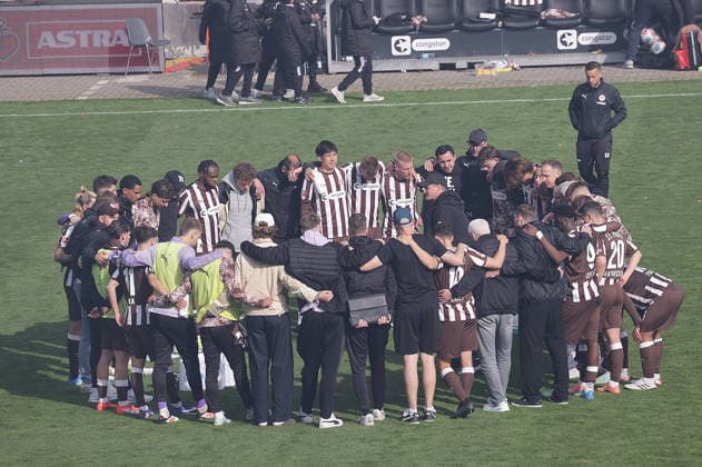 Coach Alexander Blessin FC St Pauli speaks in a circle to the team Football, 1 BL, Season 2025 2026, Men, FC St Pauli vs VfL Wolfsburg, Matchday 34 , 1 3 Wolfsburg thus in the relegation and St Pauli is relegated DFL REGULATIONS PROHIBIT ANY USE OF PHOTOGRAPHS AS IMAGE SEQUENCES AND OR QUASI VIDEO