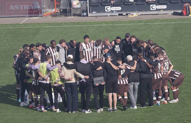Coach Alexander Blessin FC St Pauli speaks in a circle to the team Football, 1 BL, Season 2025 2026, Men, FC St Pauli vs VfL Wolfsburg, Matchday 34 , 1 3 Wolfsburg thus in the relegation and St Pauli is relegated DFL REGULATIONS PROHIBIT ANY USE OF PHOTOGRAPHS AS IMAGE SEQUENCES AND OR QUASI VIDEO