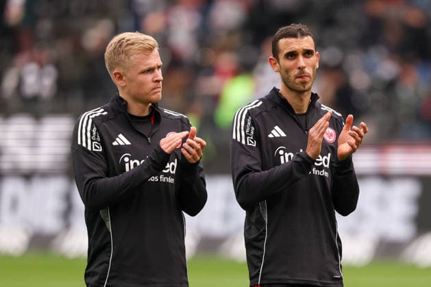 2026 05 16 xjfx Soccer 1 Bundesliga 34 Matchday Eintracht Frankfurt VFB Stuttgart v l , Jonathan Burkardt Eintracht Frankfurt , Ellyes Skhiri Eintracht Frankfurt thanks the fans, thanks, thanks team after the match, after the match thanking the fans, applauds the fans, disappointed, disappointed looking, dissapointed, sad, frustrated, frustrated, frustrated DFL DFB REGULATIONS PROHIBIT ANY USE OF PHOTOGRAPHS as IMAGE SEQUENCES and or QUASI VIDEO Copyright: JoaquimxFerreira