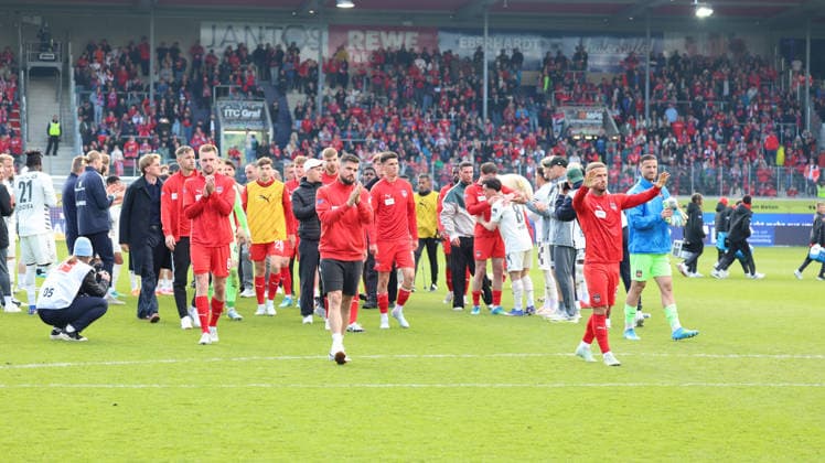 16 05 2026, xrekx, Fussball 1 Bundesliga, 1 FC Heidenheim FSV Mainz 05 v l FC Heidenheim thanks the fans, the player thanks the fans for their support Mainz 05 steht Spalier DFL DFB REGULATIONS PROHIBIT ANY USE OF PHOTOGRAPHS as IMAGE SEQUENCES and or QUASI VIDEO Heidenheim
