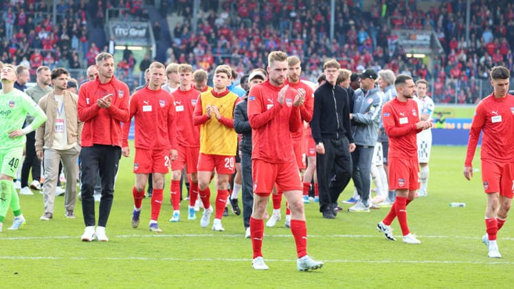 16 05 2026, xrekx, Fussball 1 Bundesliga, 1 FC Heidenheim FSV Mainz 05 v l FC Heidenheim thanks the fans, the player thanks the fans for their support Mainz 05 steht Spalier Patrick Mainka 1 FC Heidenheim 1846 DFL DFB REGULATIONS PROHIBIT ANY USE OF PHOTOGRAPHS as IMAGE SEQUENCES and or QUASI VIDEO Heidenheim