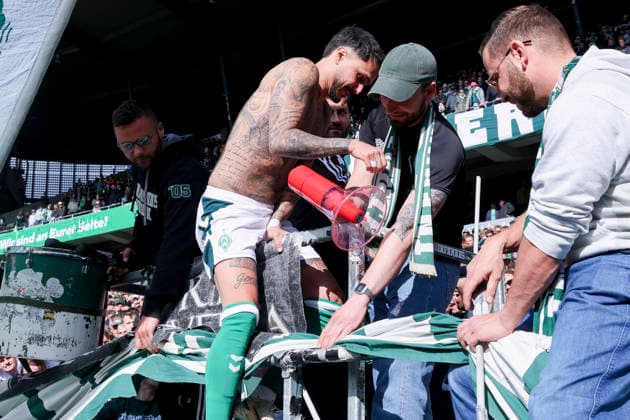 Leonardo Bittencourt Werder Bremen climbs onto the fence of the supporters stand in the East Stand after the match and gives away his last shirt, Bundesliga, SV Werder Bremen v Borussia Dortmund, Weserstadion on 16 May 2026 in Bremen, Germany Photo by Marco Steinbrenner DeFodi Images Leonardo Bittencourt Werder Bremen climbs onto the fence of the supporters stand in the East Stand after the match and gives away his last shirt, Bundesliga, SV Werder Bremen v Borussia Dortmund, Weserstadion, May 16, 2026 in Bremen, Germany Photo by Marco Steinbrenner DeFodi Images DFL regulations prohibit any use of photographs as image sequences and or quasi video