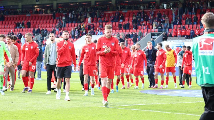 16 05 2026, xrekx, Fussball 1 Bundesliga, 1 FC Heidenheim FSV Mainz 05 v l Patrick Mainka 1 FC Heidenheim 1846 thanks the fans, the player thanks the fans for their support DFL DFB REGULATIONS PROHIBIT ANY USE OF PHOTOGRAPHS as IMAGE SEQUENCES and or QUASI VIDEO Heidenheim