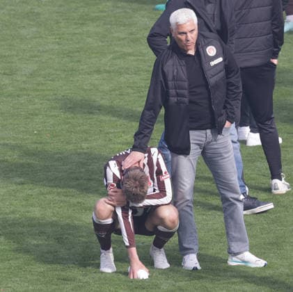 Sportchef Andreas Bornemann FC St Pauli troestet Hauke Wahl FC St Pauli Fußball, 1 BL, Saison 2025 2026, Herren, FC St Pauli gegen VfL Wolfsburg, 34 Spieltag , 1 3 Wolfsburg damit in der Relegation und St Pauli ist abgestiegen DFL REGULATIONS PROHIBIT ANY USE OF PHOTOGRAPHS AS IMAGE SEQUENCES AND OR QUASI VIDEO