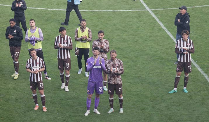 Goalkeeper Nikola Vasilj FC St Pauli says goodbye to the fans Football, 1 BL, Saison 2025 2026, Herren, FC St Pauli gegen VfL Wolfsburg, 34 Spieltag , 1 3 Wolfsburg thus in the relegation and St Pauli is relegated DFL REGULATIONS PROHIBIT ANY USE OF PHOTOGRAPHS AS IMAGE SEQUENCES AND OR QUASI VIDEO