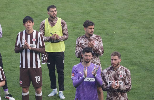 Goalkeeper Nikola Vasilj FC St Pauli says goodbye to the fans Football, 1 BL, Saison 2025 2026, Herren, FC St Pauli gegen VfL Wolfsburg, 34 Spieltag , 1 3 Wolfsburg thus in the relegation and St Pauli is relegated DFL REGULATIONS PROHIBIT ANY USE OF PHOTOGRAPHS AS IMAGE SEQUENCES AND OR QUASI VIDEO