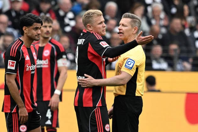 16 05 2026, xsltx, Soccer 1 Bundesliga, Eintracht Frankfurt VfB Stuttgart v l Jonathan Jonny Burkardt Eintracht Frankfurt Referee Referee Tobias Welz Wiesbaden DFL DFB REGULATIONS PROHIBIT ANY USE OF PHOTOGRAPHS as IMAGE SEQUENCES and or QUASI VIDEO Frankfurt am Main