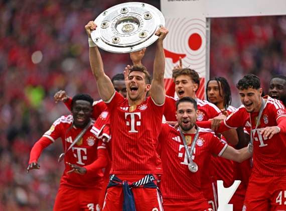 16.05.2026, Fussball Bundesliga 2025 2026, 34.Spieltag, FC Bayern München - 1.FC Köln, in der Allianz-Arena München, Leon Goretzka (FC Bayern München) hält als erstes die Schale in die Höhe, ***DFL and DFB regulations prohibit any use of photographs as image sequences and or quasi-video.*** *** 16 05 2026, Fußball Bundesliga 2025 2026, 34 Spieltag, FC Bayern München 1 FC Köln, in der Allianz Arena München, Leon Goretzka FC Bayern München is the first to hold up the trophy, DFL and DFB regulations prohibit any use of photographs as image sequences and or quasi video