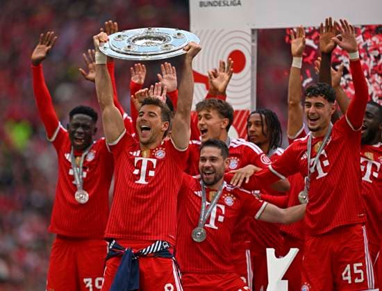16 05 2026, Fußball Bundesliga 2025 2026, 34 Spieltag, FC Bayern München 1 FC Köln, in der Allianz Arena München, Leon Goretzka FC Bayern München is the first to hold up the trophy, DFL and DFB regulations prohibit any use of photographs as image sequences and or quasi video