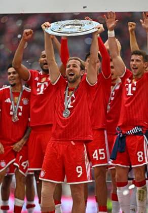 16 05 2026, Soccer Bundesliga 2025 2026, 34 Matchday, FC Bayern Munich 1 FC Cologne, in the Allianz Arena Munich, Harry Kane FC Bayern Munich with the cup DFL and DFB regulations prohibit any use of photographs as image sequences and or quasi video