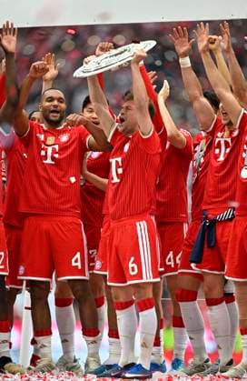 16 05 2026, Fußball Bundesliga 2025 2026, 34 Spieltag, FC Bayern München 1 FC Köln, in der Allianz Arena München, Joshua Kimmich FC Bayern München hält die Schale nach oben,v l Jonathan Tah FC Bayern München , Min jae Kim Bayern München, Minjae Kim , Joshua Kimmich FC Bayern München DFL and DFB regulations prohibit any use of photographs as image sequences and or quasi video