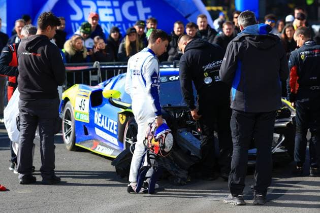 The Thierry Vermeulen REALIZE KONDO RACING with Rinaldi from REALIZE KONDO RACING with Rinaldi is on the starting grid at the Nürburgring with visible damage A driver in a white racing overall holds his helmet in his hand and inspects the damage to the vehicle while team members and numerous spectators watch the situation The Ferrari shows clear signs of an accident at the rear Ferrari 45 from REALIZE KONDO RACING on the starting grid after an accident Copyright: xspeedshotx
