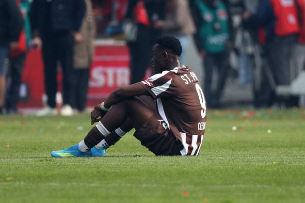St Pauli vs VfL, 1 BL Hamburg, 16 05 2026, Football, Men, Season 2025 2026, 1 BL, FC St Pauli vs VfL Wolfsburg End of match, Abdoulie Ceesay St Pauli disappointed, sad, dejected, desperate, frustration, disappointment DFL DFB REGULATIONS PROHIBIT ANY USE OF PHOTOGRAPHS as IMAGE SEQUENCES and or QUASI VIDEO Millerntor Stadion Germany