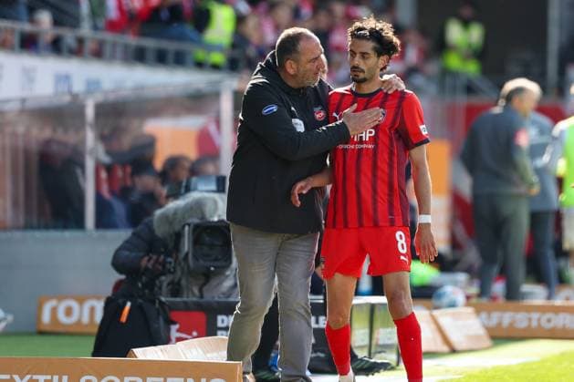 Head coach Frank Schmidt 1FC Heidenheim 1846 claps with Eren Dinkci 8 1FC Heidenheim 1846 at his signing, 1 FC Heidenheim vs 1 FSV Mainz 05, Football, Men, Bundesliga, DFL, Saison 2025 2026, 34 Spieltag, Rueckrunde, 16 05 2026 DFB regulations prohibit any use of photographs as image sequences and or quasi video Heidenheim Baden Wuerttemberg Germany Copyright: xkolbert-press MartinxAgüerax