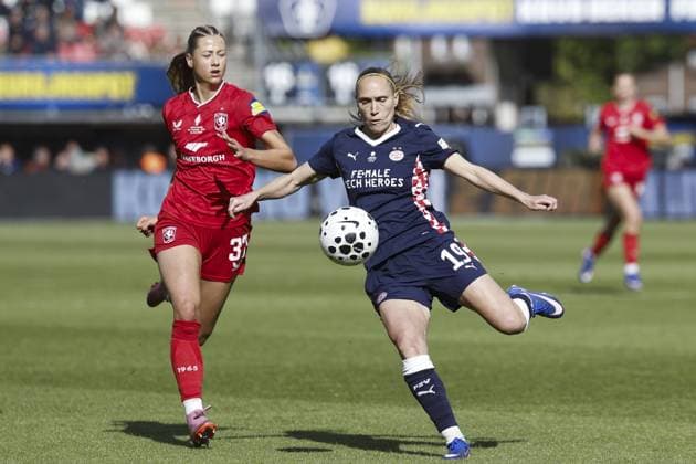 ROTTERDAM - (lr) Liv Pennock of FC Twente, Janice Cayman of PSV during the KNVB Cup Women s Final match between FC Twente (women) and PSV (women) at Sparta Stadion Het Kasteel on 16 May 2026 in Rotterdam, the Netherlands. BAS CZERWINSKI ANP Women s Eurojackpot KNVB Beker - Final 2025-2026 xVIxANPxSportx xxANPxIVx 558460913 originalFilename: 558460913.jpg