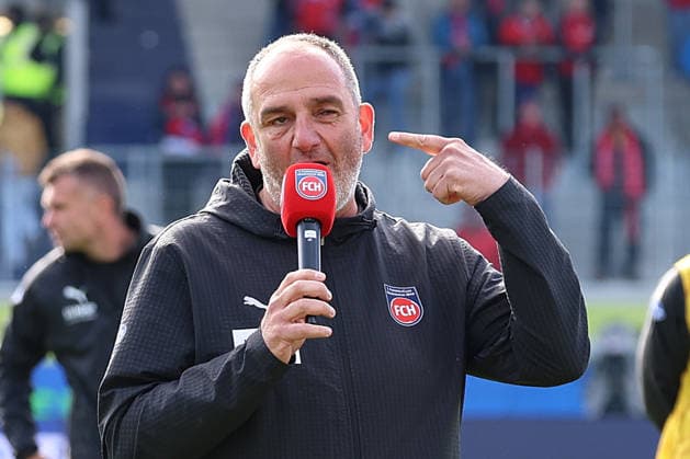 16 05 2026, xrekx, Fussball 1 Bundesliga, 1 FC Heidenheim FSV Mainz 05 v l Frank Schmidt Trainer 1 FC Heidenheim 1846 Ansprache an die Fans bedankt bedanken sich bei den Fans, the player thanks the fans for their support DFL DFB REGULATIONS PROHIBIT ANY USE OF PHOTOGRAPHS as IMAGE SEQUENCES and or QUASI VIDEO Heidenheim