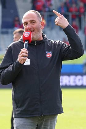 16 05 2026, xrekx, Fussball 1 Bundesliga, 1 FC Heidenheim FSV Mainz 05 v l Frank Schmidt Trainer 1 FC Heidenheim 1846 Ansprache an die Fans bedankt bedanken sich bei den Fans, the player thanks the fans for their support DFL DFB REGULATIONS PROHIBIT ANY USE OF PHOTOGRAPHS as IMAGE SEQUENCES and or QUASI VIDEO Heidenheim