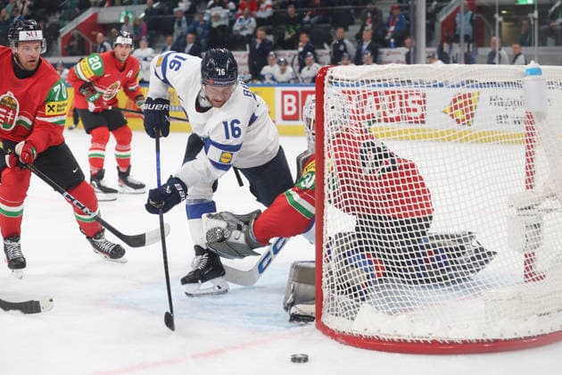 World Championship 2026 UNG FIN Aleksander Barkov in front of goaltender Adam Vay 16 05 2026 Swiss Life Arena Zuerich , SWITZERLAND, Ice Hockey Men IIHF World Championship Zurich 2026 Group A Hungary Finland Aleksander Barkov FIN in front of goaltender Adam Vay UNG
