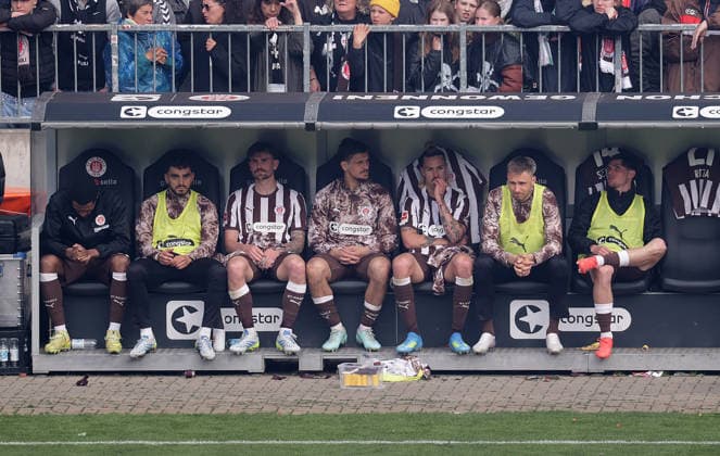 Jackson Irvine FC St Pauli enttaeuscht Fußball, 1 BL, Saison 2025 2026, Herren, FC St Pauli gegen VfL Wolfsburg, 34 Spieltag , 1 3 Wolfsburg damit in der Relegation und St Pauli ist abgestiegen DFL REGULATIONS PROHIBIT ANY USE OF PHOTOGRAPHS AS IMAGE SEQUENCES AND OR QUASI VIDEO