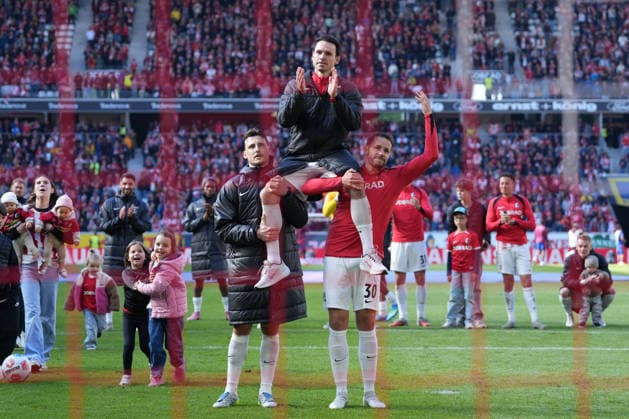 Maximilian Eggestein SC Freiburg, 08 and Christian Günter Christian Guenter SC Freiburg, 30 carry Nicolas Höfler Nicolas Hoefler SC Freiburg, 27 on their shoulders, farewell , Germany, Football, 1 Bundesliga, 34 Matchday, 2025 2026, SC Freiburg vs RB Leipzig, 16 05 2026, Europa Park Stadion, Freiburg Freiburg Europa Park Stadion Baden Württemberg Germany Copyright: xArnexAmbergx
