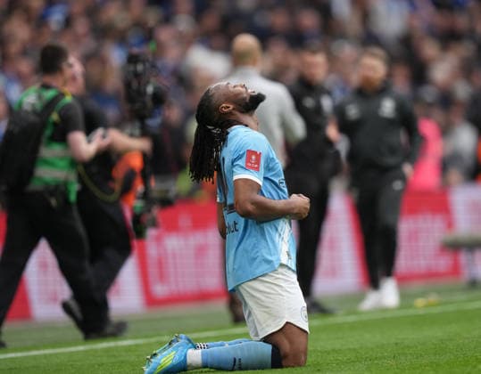 Chelsea v Manchester City FA Cup Final, Football, Wembley Stadium, London, UK - 16 May 2026 Goalscorer Antoine Semenyo of Manchester City falls to his knees at the sound of the final whistle. London Wembley Stadium London UK, UK NEWSPAPERS OUT Copyright: xSeanxRyanx