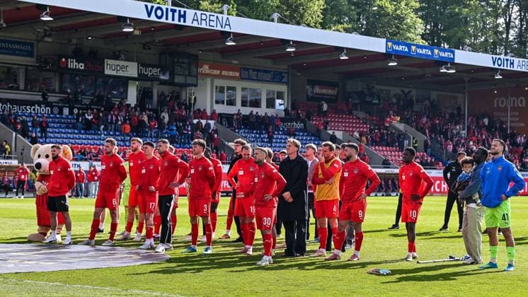 GER, 1 FBL, 1 FC Heidenheim vs 1 FSV Mainz 05 16 05 2026, Voith Arena, Heidenheim, GER, 1 FBL, 1 FC Heidenheim vs 1 FSV Mainz 05, in the picture Heidenheim players after the match, relegation, disappointment nordphotoxGmbHx xHafner nph00200