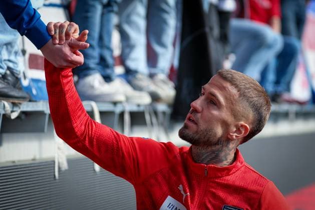 Niklas Dorsch 30 1FC Heidenheim 1846 with the fans after the match, disappointed, 1 FC Heidenheim vs 1 FSV Mainz 05, football, men, Bundesliga, DFL, season 2025 2026, 34 matchday, second round, 16 05 2026 DFB regulations prohibit any use of photographs as image sequences and or quasi video Heidenheim Baden Wuerttemberg Germany Copyright: xkolbert-press MartinxAgüerax