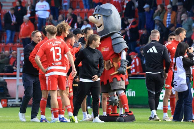 DEU, DFL, 1 FBL, 1 FC Union vs FC Augsburg, 16 05 2026, Stadion Alte Foersterei, Berlin, DEU, DFL, 1 FBL, 1 FC Union vs FC Augsburg, in the picture head coach Marie Louise Eta 1 FC Union Berlin , Unioner Spielerkreis, Oliver Burke 1 FC Union Berlin 7 , Andras Schaefer 1 FC Union Berlin 13 , 1 FC Union Mascot Hammer , Horst Heldt Managing Director 1 FC Union Berlin DFL regulations prohibit any use of Photographs as image sequences and or quasi video nordphotoxGmbHx xEngler nph00076
