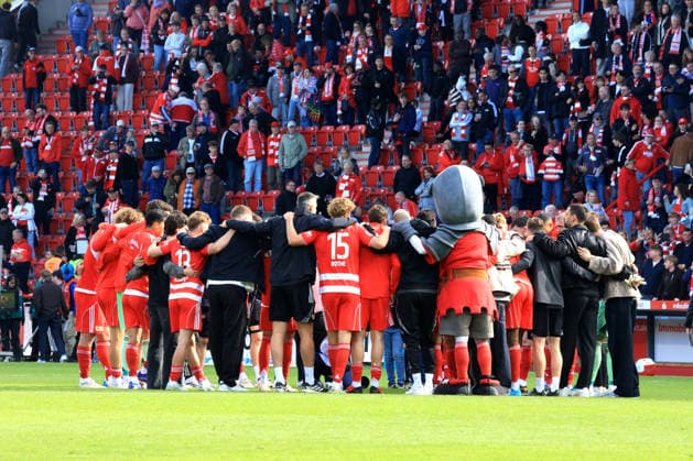 DEU, DFL, 1 FBL, 1 FC Union vs FC Augsburg, 16 05 2026, Stadion Alte Foersterei, Berlin, DEU, DFL, 1 FBL, 1 FC Union vs FC Augsburg, im Bild Unioner Spielerkreis DFL regulations prohibit any use of Photographs as image sequences and or quasi video nordphotoxGmbHx xEngler nph00076